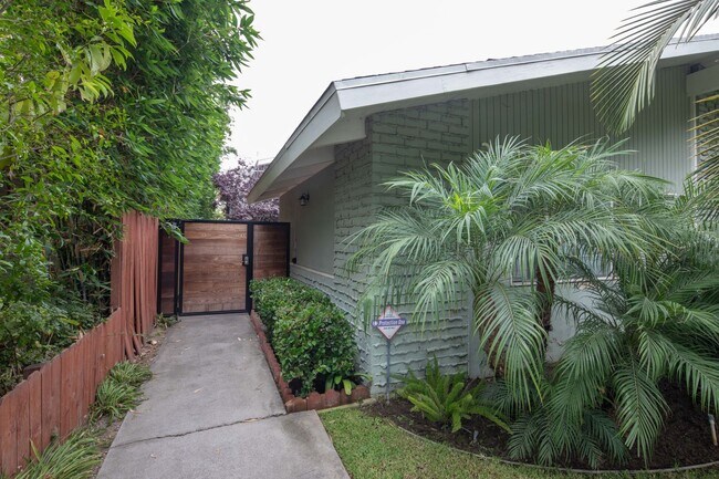 Building Photo - 329 Orizaba Ave