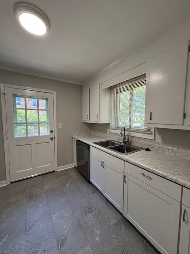 Building Photo - 2 Bedroom, 1 Bath duplex (right side unit) close to downtown Greenville with hardwood floors, a l...