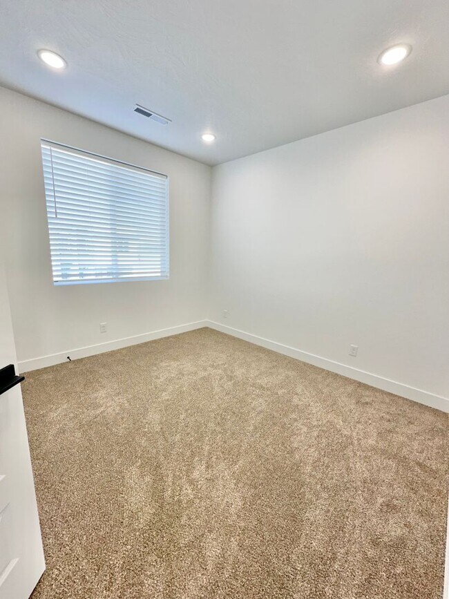 Building Photo - PET FRIENDLY!! HURRICANE TOWNHOME!