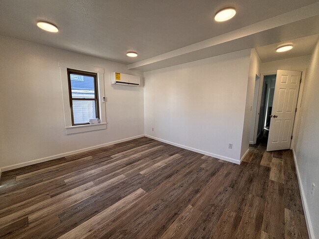 Building Photo - 1004 E Delmar St
