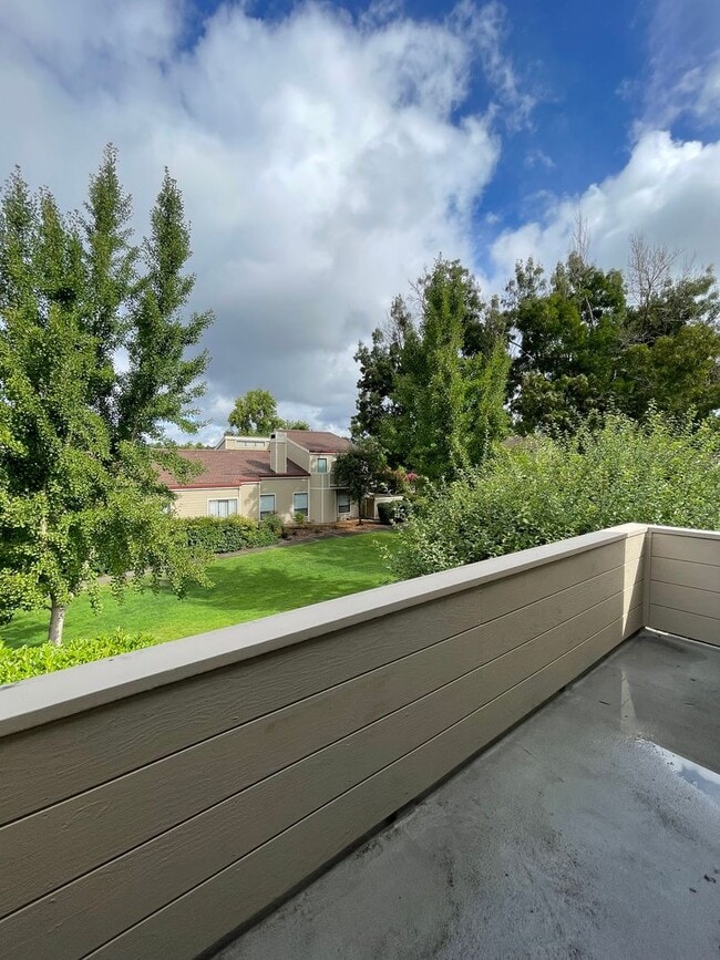 Building Photo - Beautiful End Unit Condo in Bennett Valley!