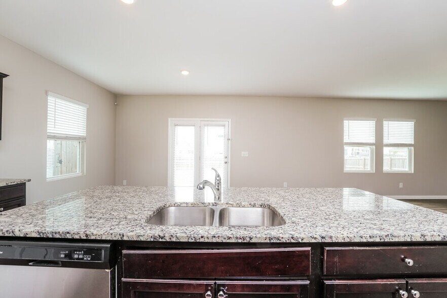 Building Photo - 3740 Place Dr