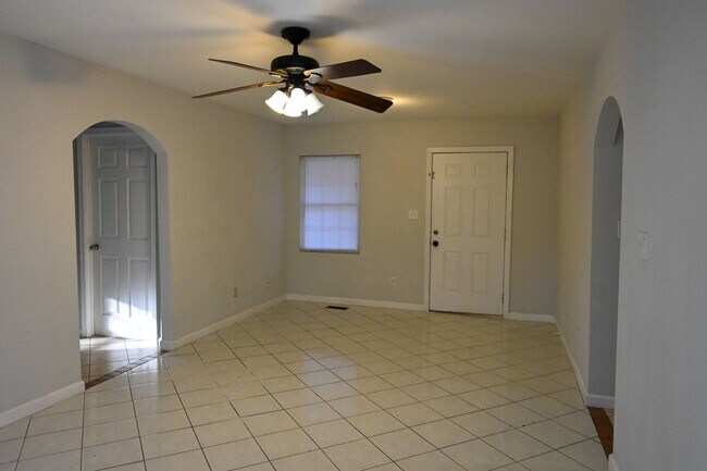 Building Photo - Stunning 3BR / 3BA Home on 2.48 Acres – Hillsborough, NC