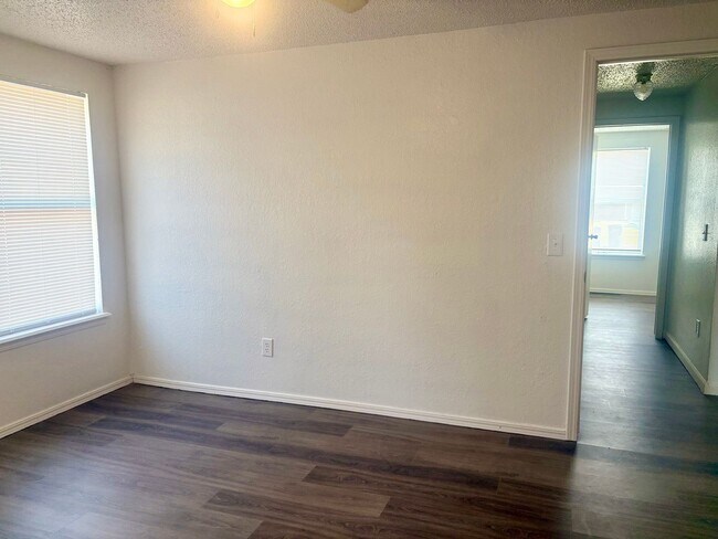Building Photo - Three bedroom home in East Norman