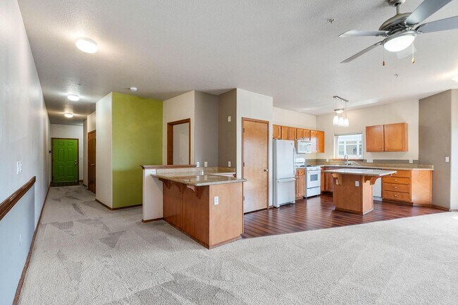 Building Photo - Immaculate 2-bdrm/2-bath, 2nd-floor, corner-unit condo in Bethany Village.  In-unit laundry, deed...