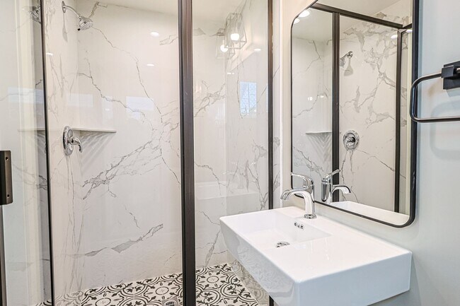 Building Photo - Newly built 4 bed/4 bath townhome in a 6-u...