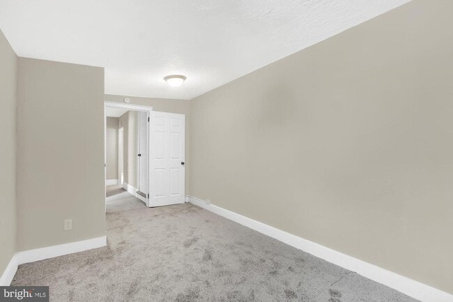 Building Photo - 3 Bedroom Home with High Ceilings & Natural Light!