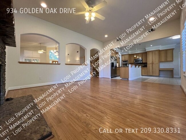 Building Photo - 934 Golden Oak Dr