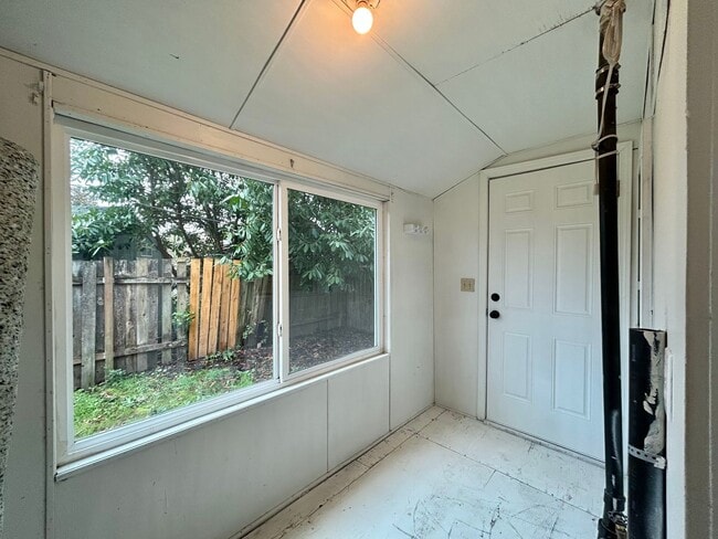 Building Photo - 231 NE 4th Ave