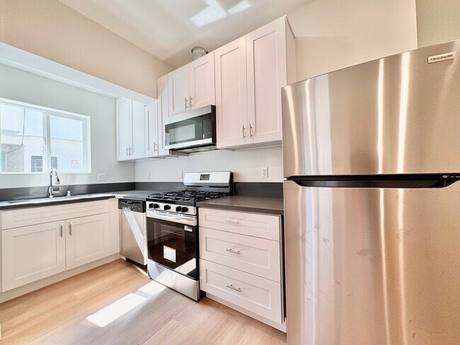 Building Photo - 1135 S Doheny Dr