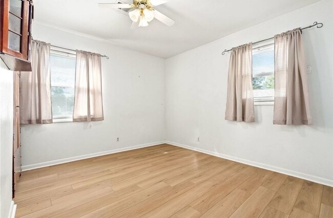 Building Photo - 806 S 11th St