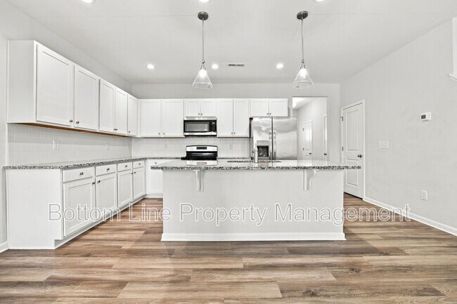 Building Photo - 739 Putney Hl Rd
