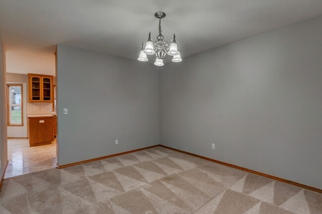 Building Photo - 4 bedroom, 3 bath Dog Friendly Home!