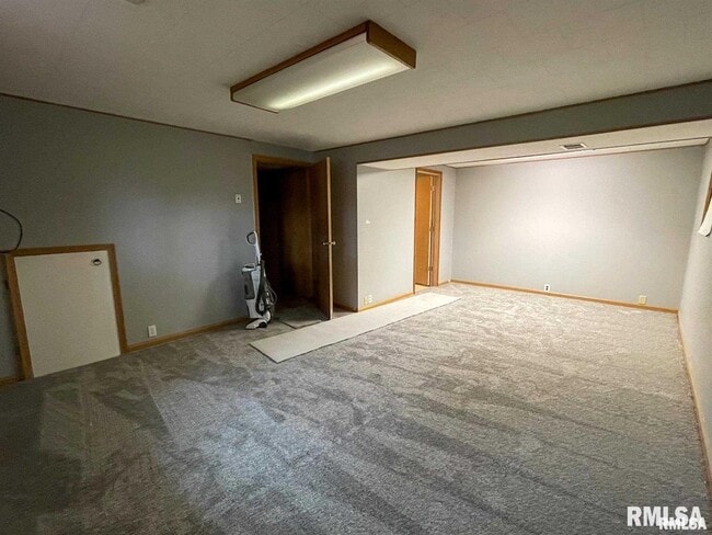 Building Photo - 2237 Waveland Dr