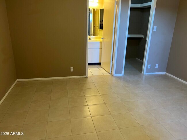 Building Photo - 501 W Yukon Dr