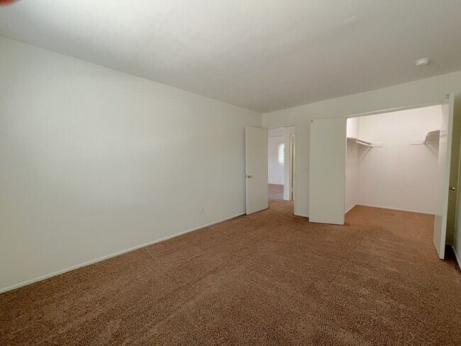 Building Photo - Spacious One Bedroom Apartment Near Vista Village!