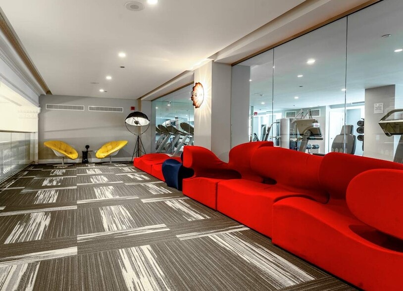 Building Photo - 5000 N Sheridan Rd