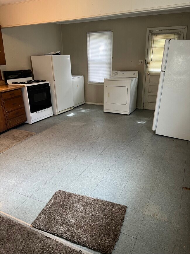 Kitchen - 5905 Greenfield Ave