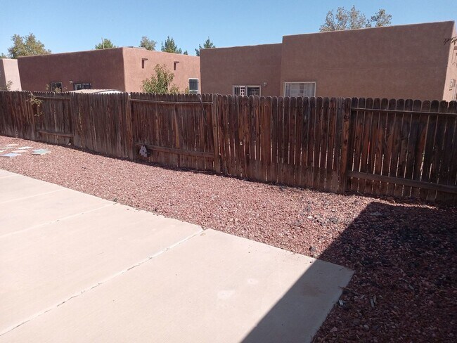 Building Photo - **3 Bedroom 2 Bathroom in Southwest ABQ!! ** AVAILABLE NOW **