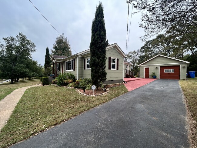 Building Photo - 3 Bed | 2 Bath Charmer | Detached Garage |...