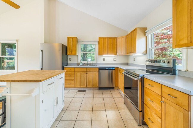Building Photo - Asheville Rental-Kenilworth Area!