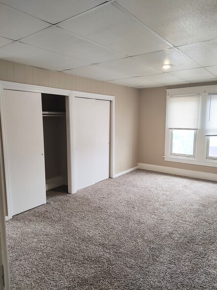 Large Master with walkthrough closets - 1914 Manada St