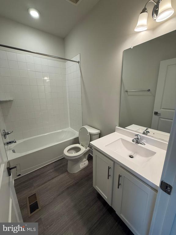 Building Photo - 253 Armenian Oak Dr