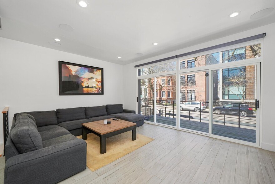 Building Photo - 2915 W Lyndale St