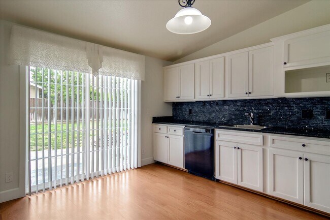 Building Photo - 10082 Endfield Way