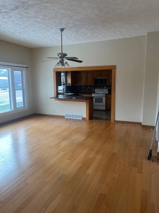 Building Photo - Renovated Bungalow