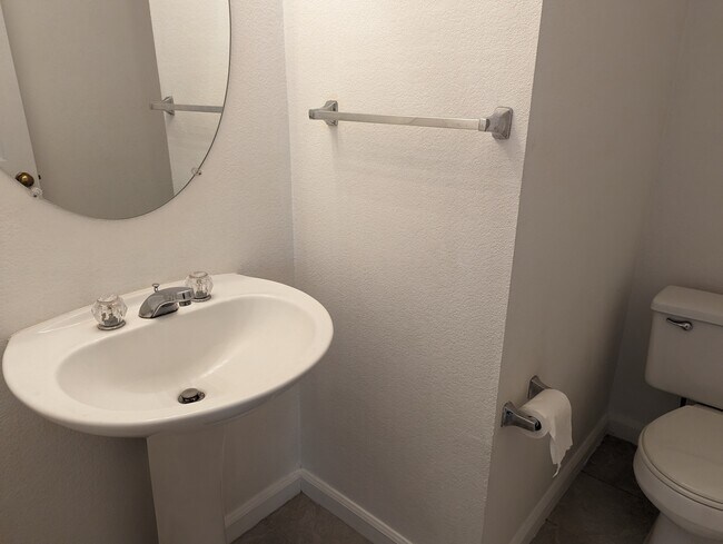 Building Photo - 5 Holtz Ct