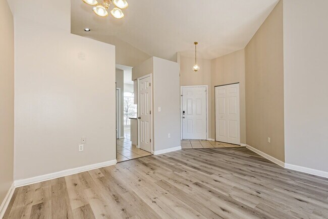 Building Photo - 535 Royal Ridge St