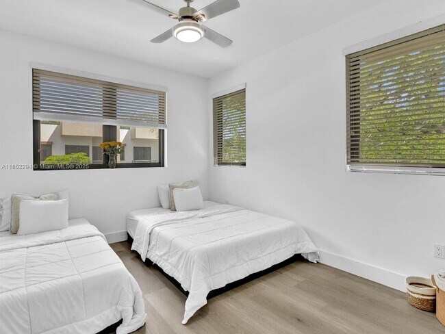 Building Photo - 4110 N Oak Pl