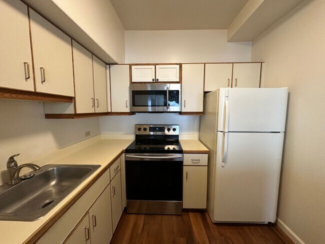 Building Photo - 1 Bed 1 Bathroom Condo Available View of W...