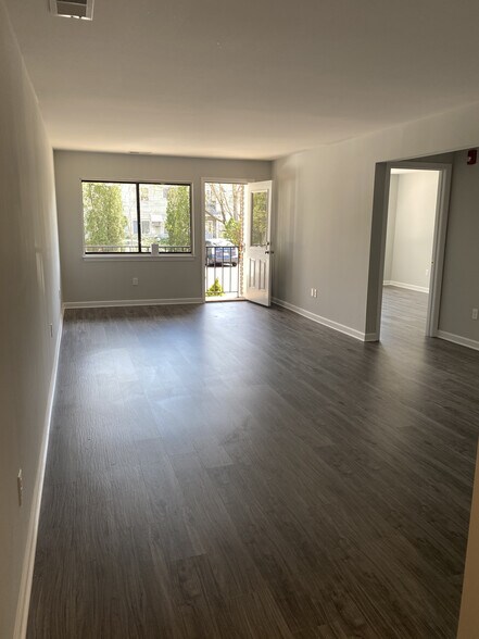 Building Photo - 685 Success Ave