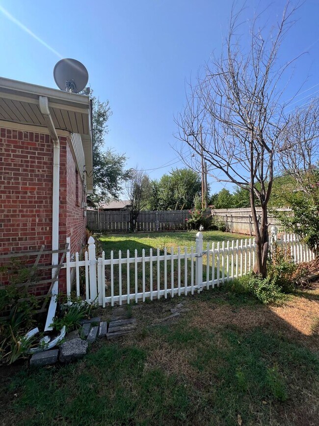 Building Photo - 1821 N Mitchell Dr