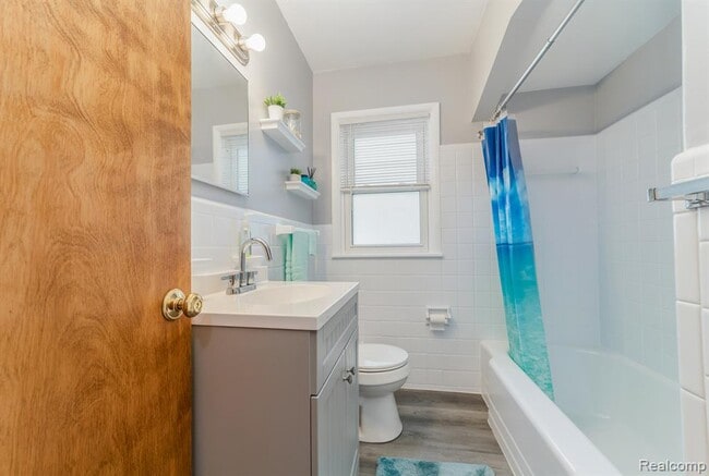 Building Photo - 305 E Granet Ave