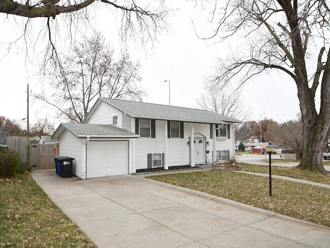 Building Photo - Spacious Living