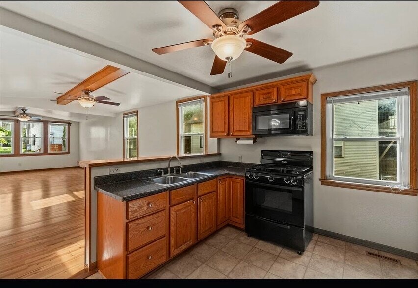 Building Photo - 928 E Land Pl