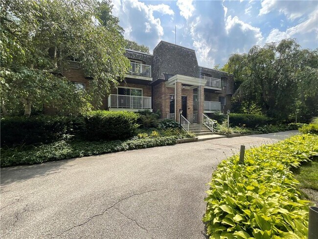 Building Photo - 680 Hartford Pike