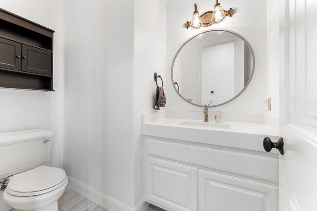 Building Photo - Elevated Executive Living in Lake Forest