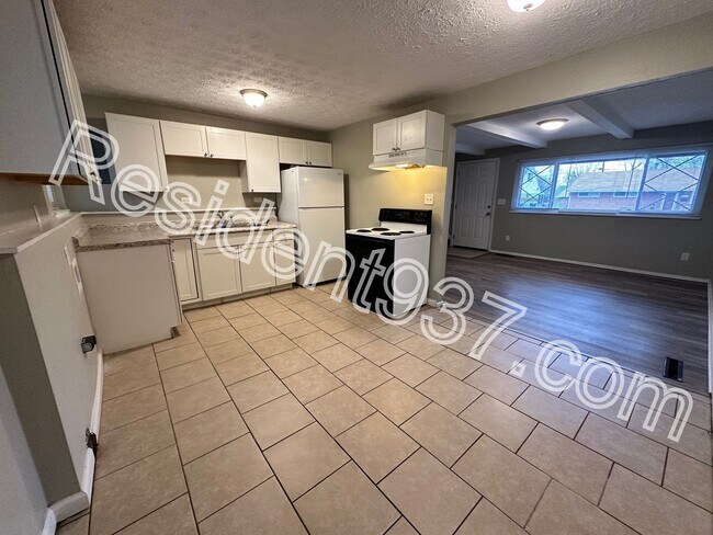 Building Photo - 4 Bed 2 Bath