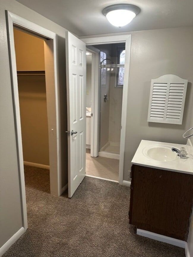 Building Photo - Two Bedroom Apartment for Rent - Marble Cliff/Grandview