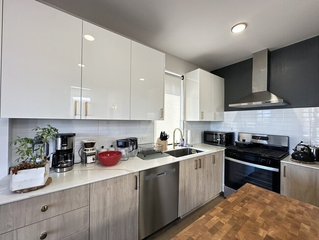 Building Photo - 908 N California Ave