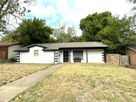 Building Photo - 709 Blue Grass Dr