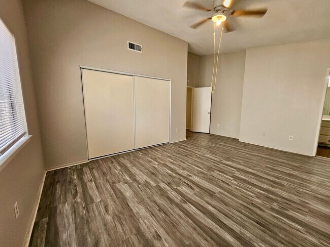 Building Photo - New Listing!