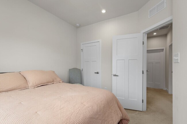 Building Photo - Luxurious three-story townhome with owner's suite and high-end finishes