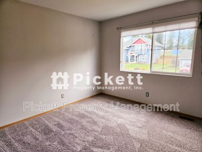 Building Photo - 2037 Gustaf St NE