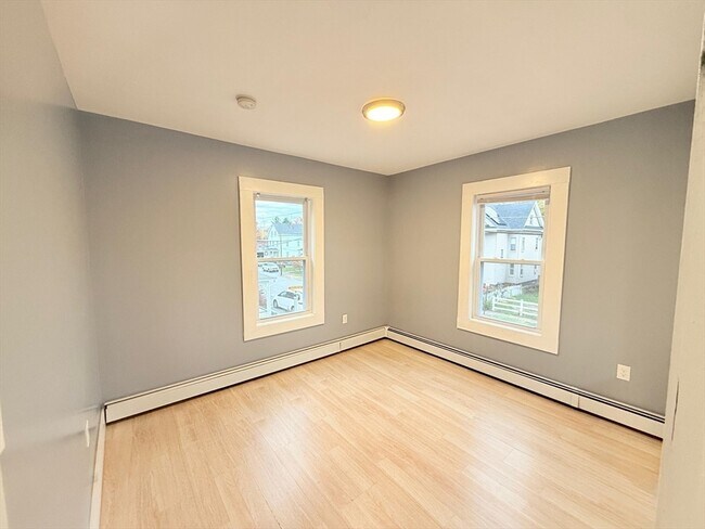 Building Photo - 116-118-118 Lawrence St