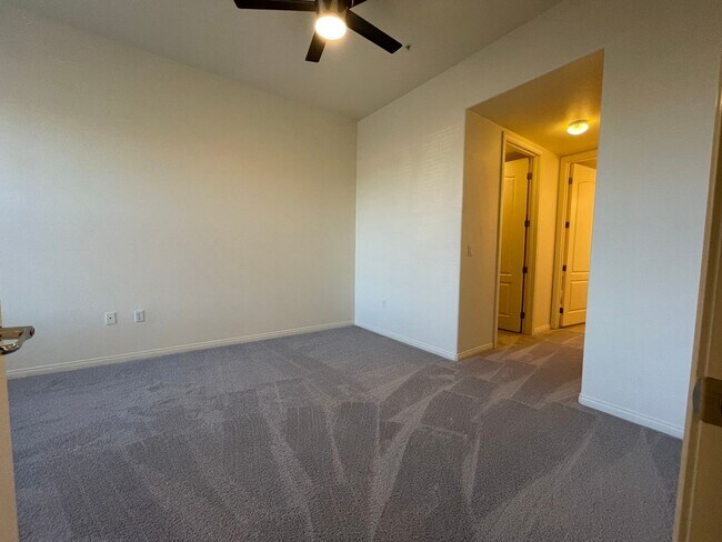 Building Photo - Available NOW!-2 Bedroom Unit in Manhattan Guard Gated Community!